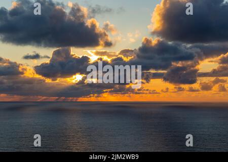 Vue à couper le souffle sur la mer avec un coucher de soleil spectaculaire, vu d'un point de vue charmant et rustique à Cabo Mondego, au Portugal. Banque D'Images