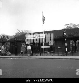 1960s, vue historique de l'entrée nord des jardins zoologiques ou comme il est plus connu, London Zoo, à Regent Park, Londres, Angleterre, ROYAUME-UNI. Droits d'entrée pour les audlts, 3'6 ( 3 shilings, 6 pence). Le zoo ouvert aux Fellows de la Zoological Society of London (ZSL) en 1828, en bordure de Regents Park et connu sous le nom de jardins zoologiques, était initialement destiné à servir de collection pour l'étude scientifique. Banque D'Images