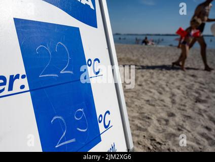 Stralsund, Allemagne. 04th août 2022. Un tableau d'affichage du maître-nageur indique une température de l'air de 29 degrés et une température de l'eau de 22 degrés Celsius lors de cette chaude journée mi-été à Stralsund Beach. Credit: Stefan Sauer/dpa/Alay Live News Banque D'Images