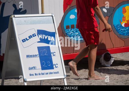 Stralsund, Allemagne. 04th août 2022. Un panneau d'affichage DLRG indique 29 degrés de température de l'air et 22 degrés de température de l'eau lors de cette chaude journée mi-été à Stralsund Beach. Credit: Stefan Sauer/dpa/Alay Live News Banque D'Images