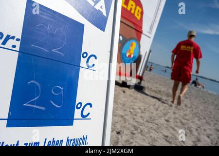 Stralsund, Allemagne. 04th août 2022. Un tableau d'affichage du maître-nageur indique une température de l'air de 29 degrés et une température de l'eau de 22 degrés Celsius lors de cette chaude journée mi-été à Stralsund Beach. Credit: Stefan Sauer/dpa/Alay Live News Banque D'Images