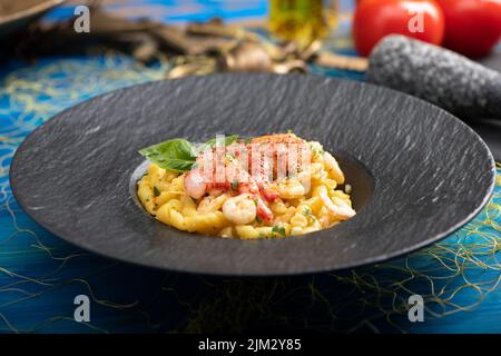 Des pâtes Busiate aux crevettes rouges de mazara del vallo sont servies dans un restaurant de Sicile Trapani. Pâtes de fruits de mer Banque D'Images