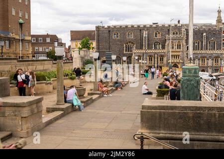 Les gens assis au sommet du célèbre marché de Norwich le jour de l'été Banque D'Images