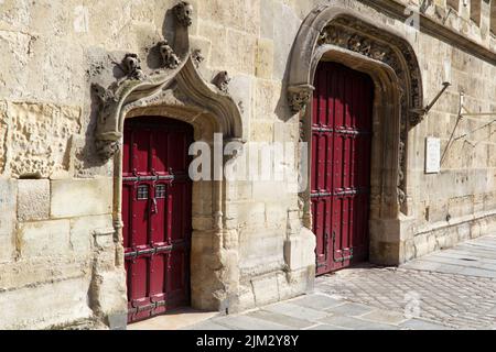 Anciennes portes d'entrée de la 'Musée de Cluny' avec les arches en pierre sculptées (Musée Cluny, Musée National du Moyen Age) - Hôtel de Cluny - Paris Banque D'Images