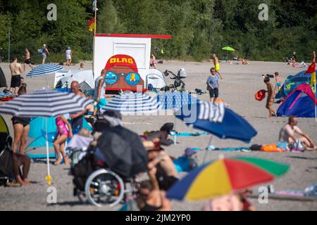 Stralsund, Allemagne. 04th août 2022. Beaucoup de gens passent du temps sur la plage de Stralsund à des températures midestivales. Credit: Stefan Sauer/dpa/Alay Live News Banque D'Images