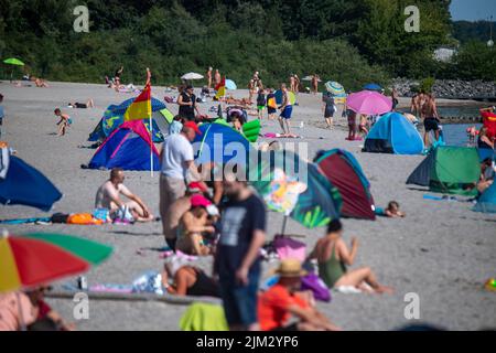 Stralsund, Allemagne. 04th août 2022. Beaucoup de gens passent du temps sur la plage de Stralsund à des températures midestivales. Credit: Stefan Sauer/dpa/Alay Live News Banque D'Images