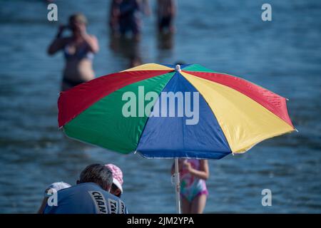 Stralsund, Allemagne. 04th août 2022. Beaucoup de gens se rafraîchissent dans l'eau de mer au lido à des températures en milieu d'été. Credit: Stefan Sauer/dpa/Alay Live News Banque D'Images