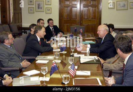 Bureau du Secrétaire adjoint - SECRÉTAIRE ADJOINT SAMUEL BODMAN AVEC PHIL GOFF, MINISTRE DES AFFAIRES ÉTRANGÈRES DE LA NOUVELLE-ZÉLANDE Banque D'Images