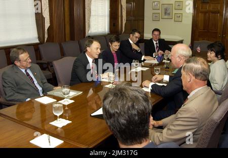 Bureau du Secrétaire adjoint - SECRÉTAIRE ADJOINT SAMUEL BODMAN AVEC PHIL GOFF, MINISTRE DES AFFAIRES ÉTRANGÈRES DE LA NOUVELLE-ZÉLANDE Banque D'Images