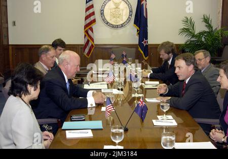 Bureau du Secrétaire adjoint - SECRÉTAIRE ADJOINT SAMUEL BODMAN AVEC PHIL GOFF, MINISTRE DES AFFAIRES ÉTRANGÈRES DE LA NOUVELLE-ZÉLANDE Banque D'Images