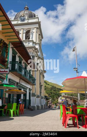 TITIRIBII, COLOMBIE - NOVEMBRE 2017 : vue sur la place centrale et l'église historique notre Dame des Sorrows construite en 1880 dans la petite ville de Titiribi Banque D'Images