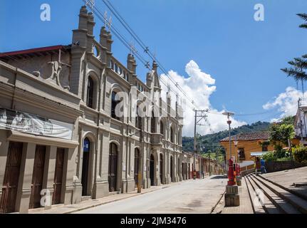 TITIRIBII, COLOMBIE - NOVEMBRE 2017 : hôtel de ville de la petite ville de Titiribi à l'Antioquia du Sud-Ouest en Colombie Banque D'Images