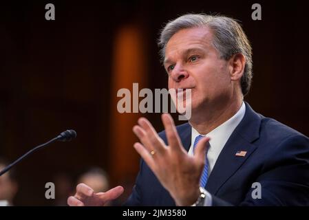 Christopher A. Wray, directeur du Federal Bureau of Investigation (FBI), comparaît devant une commission du Sénat sur la magistrature pour examiner le Federal Bureau of Investigation, dans l'édifice Hart du Sénat à Washington, DC, jeudi, 4 août 2022. Crédit : Rod Lamkey/CNP/MediaPunch Banque D'Images