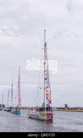 Fin de la course et défilé de voile les onze puissantes flottes de Clipper Race arrivent dans Royal Albert Dock à East Ham Banque D'Images