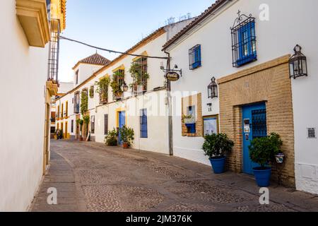 Vue sur la rue de la vieille ville andalouse de Cordoue avec la rivière Guadalquivir et la Grande Mosquée (cathédrale Mezquita), Espagne. Banque D'Images