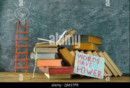 apprentissage, connaissance, concept d'éducation avec des livres, les mots ont le signe de puissance, l'ampoule, le symbole d'idée et l'échelle de succès Banque D'Images