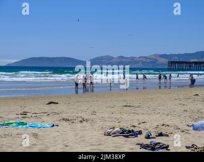 Pismo Beach, Californie, plage de 6 kilomètres de long sur la côte centrale avec montagnes en arrière-plan et jetée de Pismo récemment rénovée. Banque D'Images