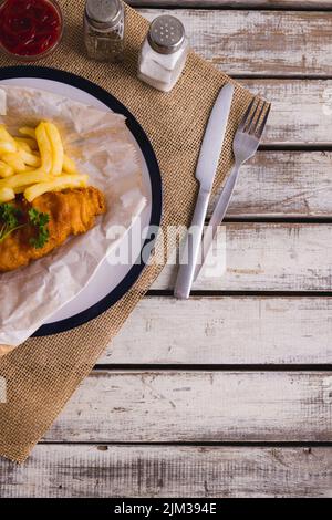 Vue en hauteur des frites avec fruits de mer servis dans l'assiette sur la table, dans l'espace réservé aux copies Banque D'Images