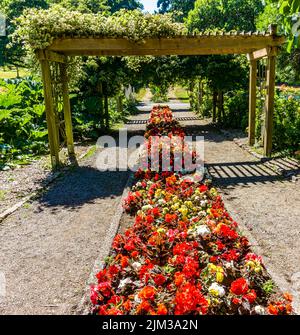 Promenade dans le jardin au centre du parc point Defiance à Tacoma, Washington. Banque D'Images