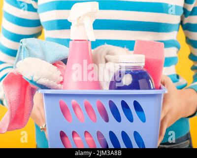 service de nettoyage à la maison femme porte le panier de fournitures Banque D'Images