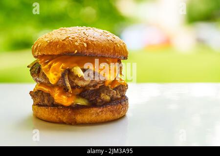 Hamburger à l'oignon de style Oklahoma sur fond extérieur en été Banque D'Images