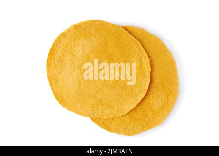 Deux tortillas de maïs sur fond blanc Banque D'Images