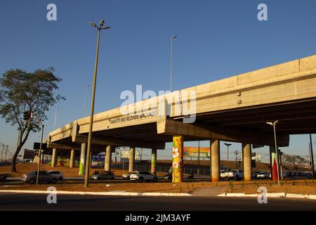 Goiania, Goiás, Brésil – 04 août 2022: Viaduct Iris Rezende Machado à une intersection dans la ville de Goiânia. Viaduc de l'Avenida Goiás Norte. BRT Banque D'Images