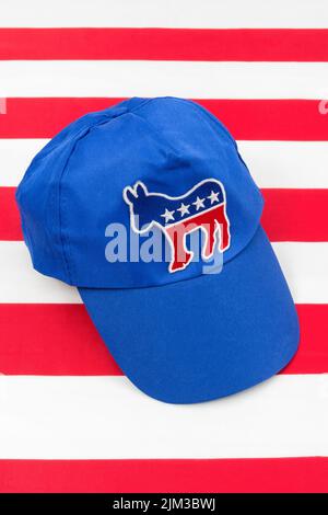 Casquette DNC bleue avec badge d'âne DEM et drapeau US Stars and Stripes. Pour l'élection présidentielle américaine de 2024 et la vague rouge républicaine éliminent les démocrates. Banque D'Images