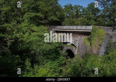 Le pont du diable au pays de Galles est inhabituel en ce que trois ponts distincts coexistent, chacun construit sur le pont précédent.le pont original étant médiéval. Banque D'Images