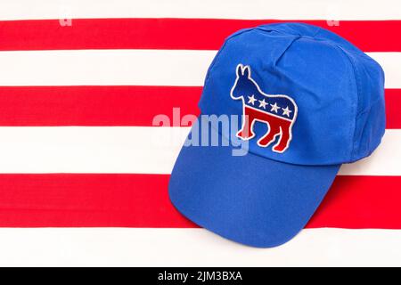 Casquette DNC bleue avec badge d'âne DEM et drapeau US Stars and Stripes. Pour l'élection présidentielle américaine de 2024 et la vague rouge républicaine éliminent les démocrates. Banque D'Images