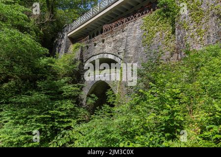 Le pont du diable au pays de Galles est inhabituel en ce que trois ponts distincts coexistent, chacun construit sur le pont précédent.le pont original étant médiéval. Banque D'Images