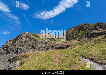 Paysage pittoresque d'un sentier de colline escarpé avec des rochers sur un ciel bleu. Concept de santé, de remise en forme, de marche, de randonnée ou de loisirs actifs. Banque D'Images