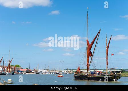 Hydrogène, barge historique sur la Tamise, naviguant vers Maldon Hythe Quay sur la rivière Blackwater, Maldon, Essex, Royaume-Uni. Yachts et bateaux à quai Banque D'Images