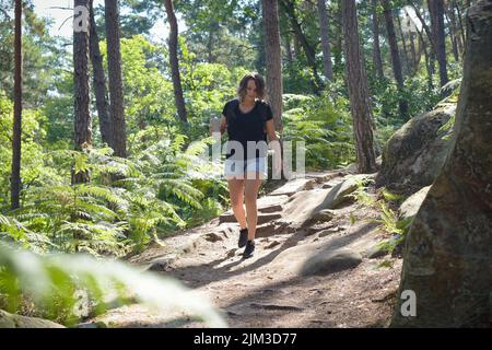 Femme caucasienne en randonnée dans la forêt française de Fontainebleau Banque D'Images