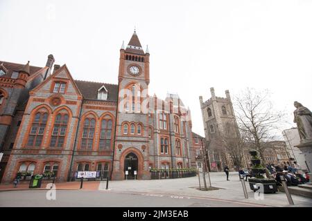 Vue sur l'hôtel de ville et la rue Blagrave à Reading, Berkshire, au Royaume-Uni Banque D'Images