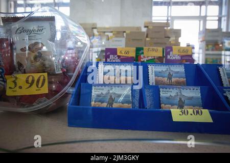 Kiev, Ukraine. 24th mai 2022. Timbres-poste d'une nouvelle série commémorant la destruction du vaisseau amiral russe Moskva sur la vitrine du bureau de poste de Kiev. Le navire amiral de la flotte russe de la mer Noire a été coulé en avril 2022 lors de l'invasion russe de l'Ukraine. (Photo par Oleksii Chumachenko/SOPA image/Sipa USA) crédit: SIPA USA/Alay Live News Banque D'Images