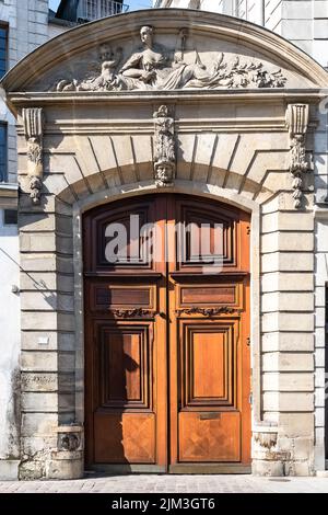 Paris, une ancienne porte sculptée, belle façade dans le 6E arrondissement Banque D'Images