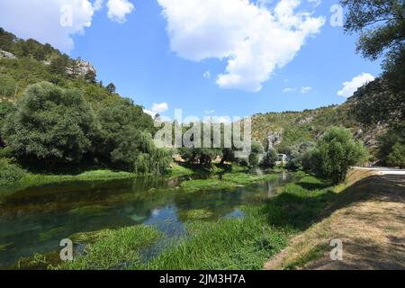 Faibles niveaux d'eau de la rivière Krka en raison de la sécheresse et de longues périodes sans pluie à Knin, en Croatie, le 4th août 2022. Photo: Hrvoje Jelavic/PIXSELL Banque D'Images