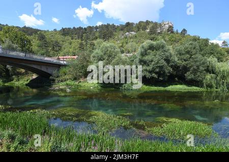 Faibles niveaux d'eau de la rivière Krka en raison de la sécheresse et de longues périodes sans pluie à Knin, en Croatie, le 4th août 2022. Photo: Hrvoje Jelavic/PIXSELL Banque D'Images