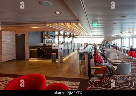 Le bar-salon Explorers à bord du navire de l'expédition MS Fridtjof Nansen de Hurtigruten, dans la baie de Disko, au Groenland, le 19 juillet 2022 Banque D'Images