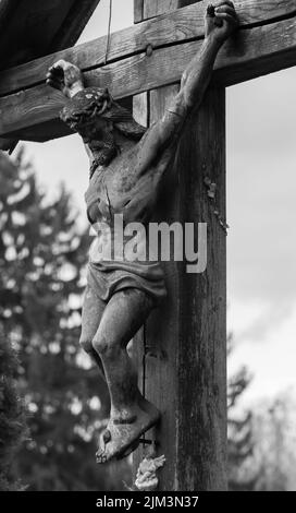 Photo en noir et blanc prise à partir d'un vieux crucifix Banque D'Images