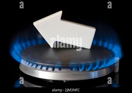 Prix de l'essence. Les chaînes d'approvisionnement et la crise du gaz énergétique. Cuisinière à gaz avec une flamme brûlante et une flèche graphique pointant vers le haut Banque D'Images