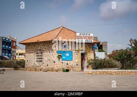 une photo de petite boutique touristique sur le côté de la plage Banque D'Images