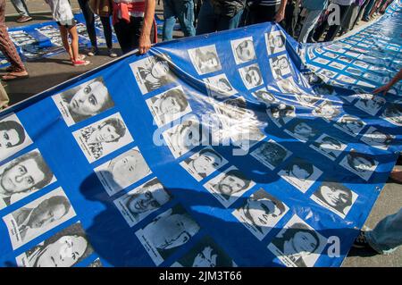 Un gros plan de personnes avec les images de personnes kidnappées et disparues pendant une dictature militaire Banque D'Images