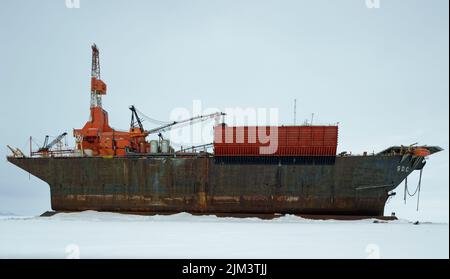 Navire de forage pétrolier off-shore sur une plate-forme en acier gelé dans la glace de la mer de Beaufort près de l'île Herschel, Yukon Canada, en Wint Banque D'Images