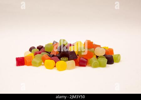 Gommes midget bonbons colorés dans la pile isolée sur fond blanc Banque D'Images