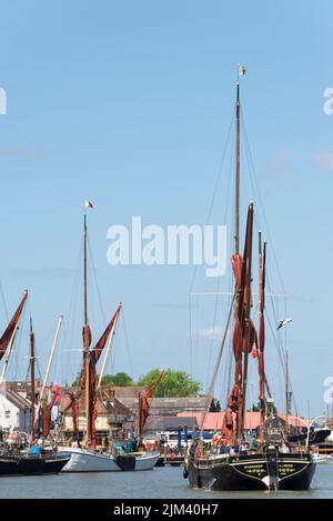 Hydrogène, barge historique sur la Tamise, naviguant vers Maldon Hythe Quay sur la rivière Blackwater, Maldon, Essex, Royaume-Uni. Navires à mât haut Banque D'Images