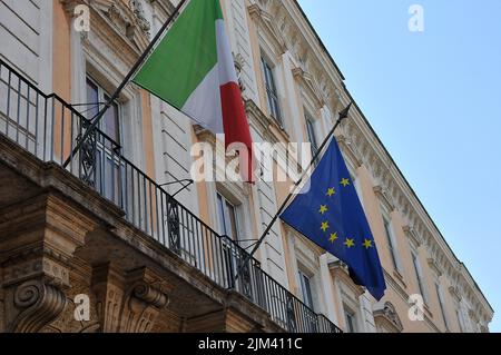 Rome / Italie/ 19July 2019/ drapeau de l'Union européenne volent le long du drapeau italien sur le bâtiment à Rome, Italie. (Photo..Francis Joseph Dean/Dean Pictures) Banque D'Images