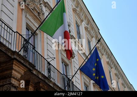 Rome / Italie/ 19 juillet 2019/ drapeau de l'Union européenne volent le long du drapeau italien sur le bâtiment à Rome, Italie. (Photo..Francis Joseph Dean/Dean Pictures) Banque D'Images