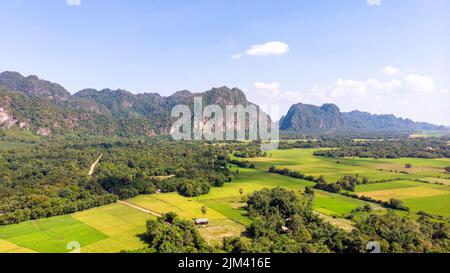 Un magnifique tir de drone des rizières près de hPa-an dans le Karenstate du Myanmar. Banque D'Images